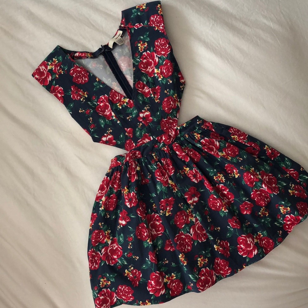 Floral Side Cutout Dress. Size small.